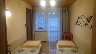 Проживание в семье Czesławka Завоя Двухместный номер с 2 отдельными кроватями и собственной ванной комнатой-8